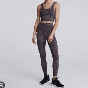 Let's Go High Rise Leggings in Brown Graphic Texture siz M